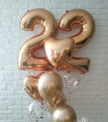 Cyfry złote 80 cm wraz z balonami konfetti, sercami 45 cm i balonami chrome.